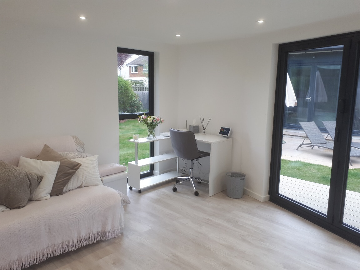 Bespoke Garden office interior Woking, Surrey - Garden Rooms by Drumbeat
