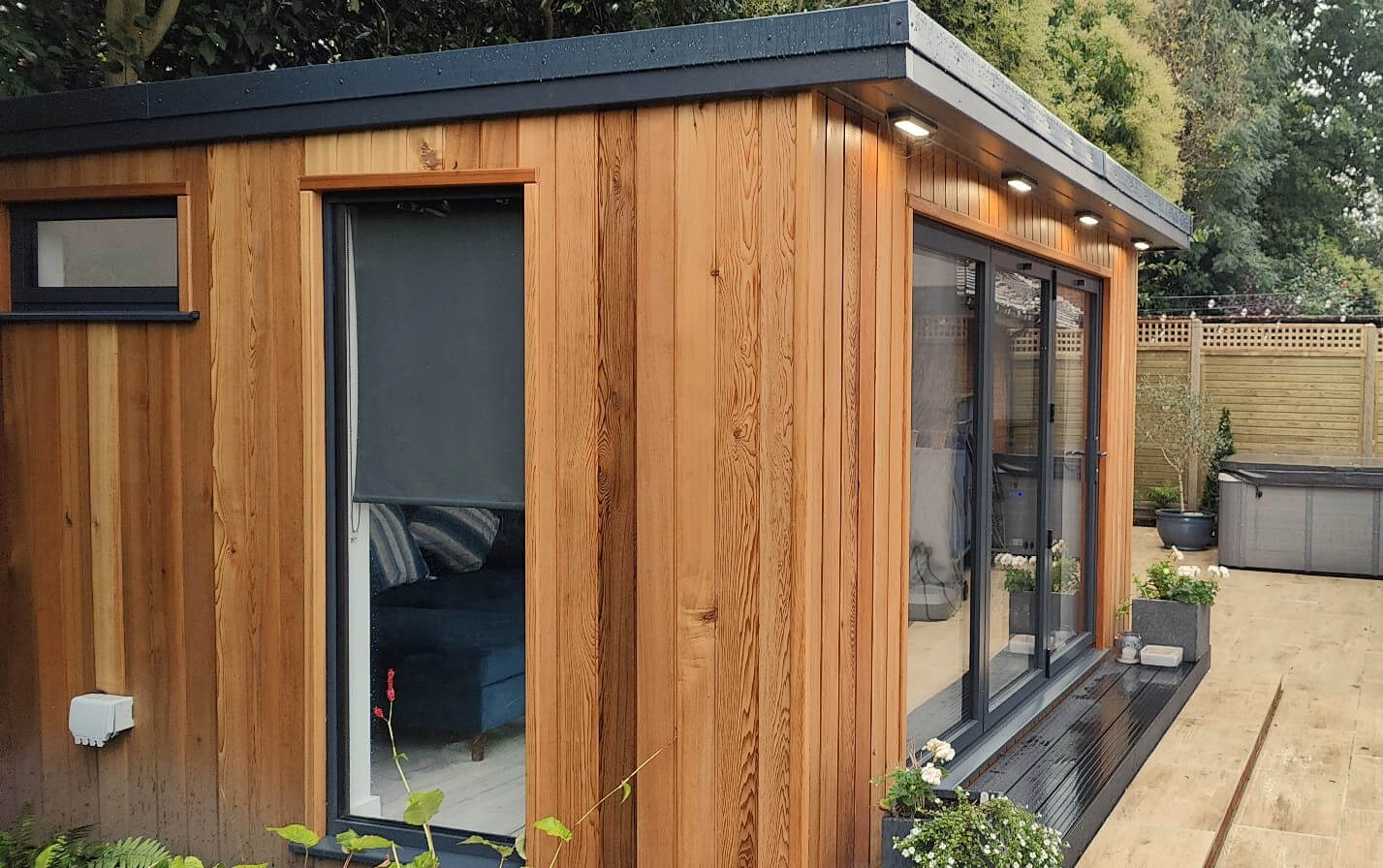 Left View of Stylish Cedar Clad Bespoke Garden Leisure Room, Bracknell - Garden Rooms by Drumbeat