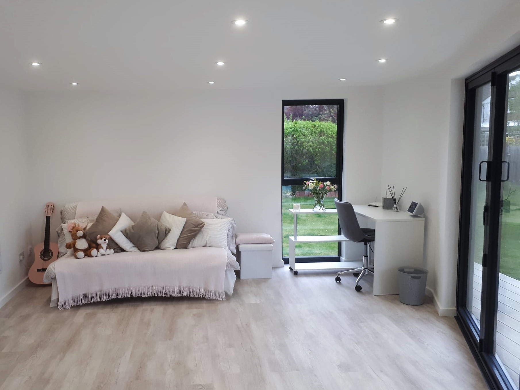 Premium pool side garden room with lounge